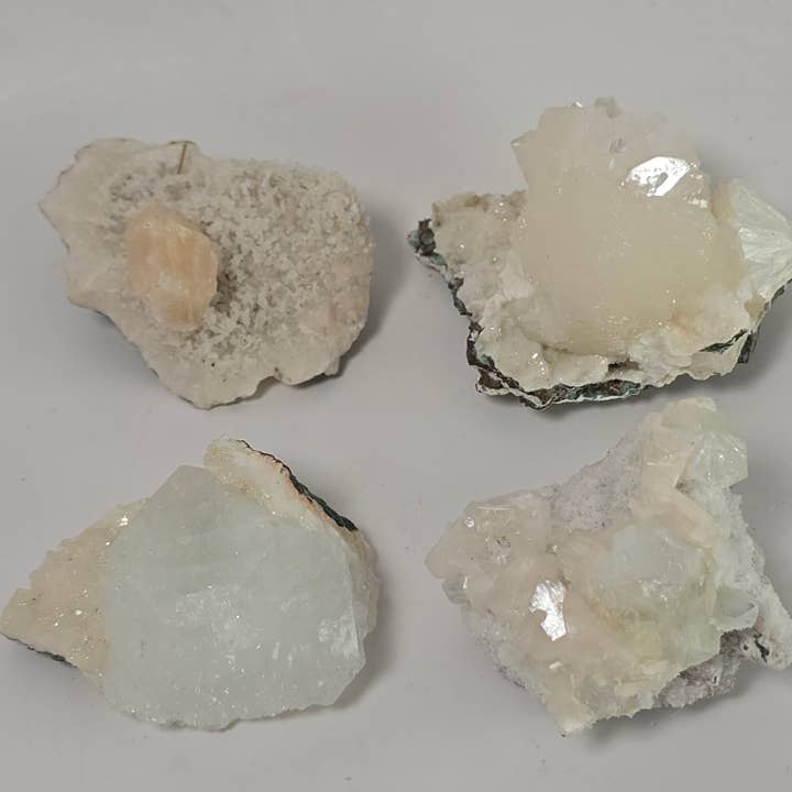 4 peças de Apofilite e Estilbite ~ Amostras Minerais ~ Cristais por atacado de Aquamarine Daydream Wholesale