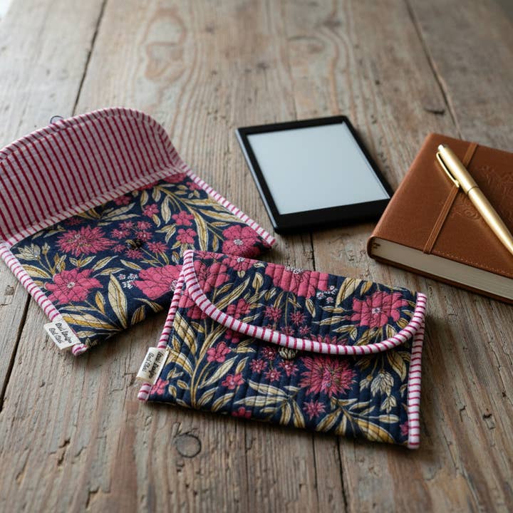 Tissu imprimé à la main & Pochette en coton pour liseuse électronique pour la vente par Desi design and chai
