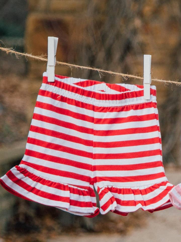 UITVERKOOP Meisjes Ruffle Gebreide Shorts - Rood/Wit voor wholesale door Love That Cotton