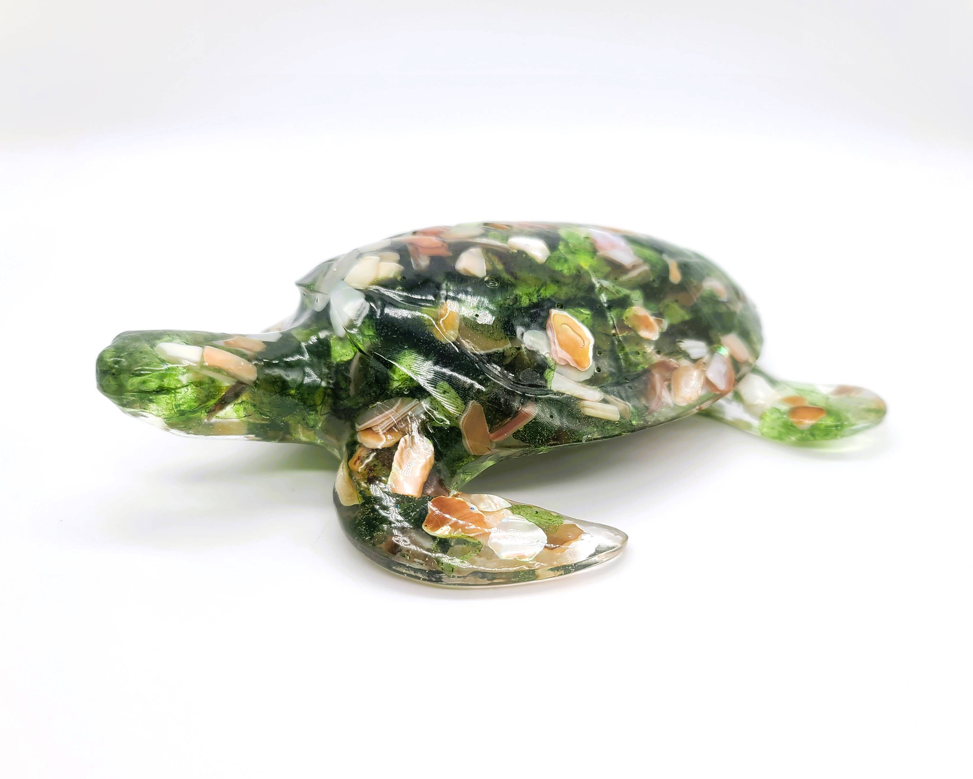 JEMS of the Sea – Engroshandel Pyntefigur – Harpiks havskildpadde figur - Lavet med grønt havglas og muslingeskaller2