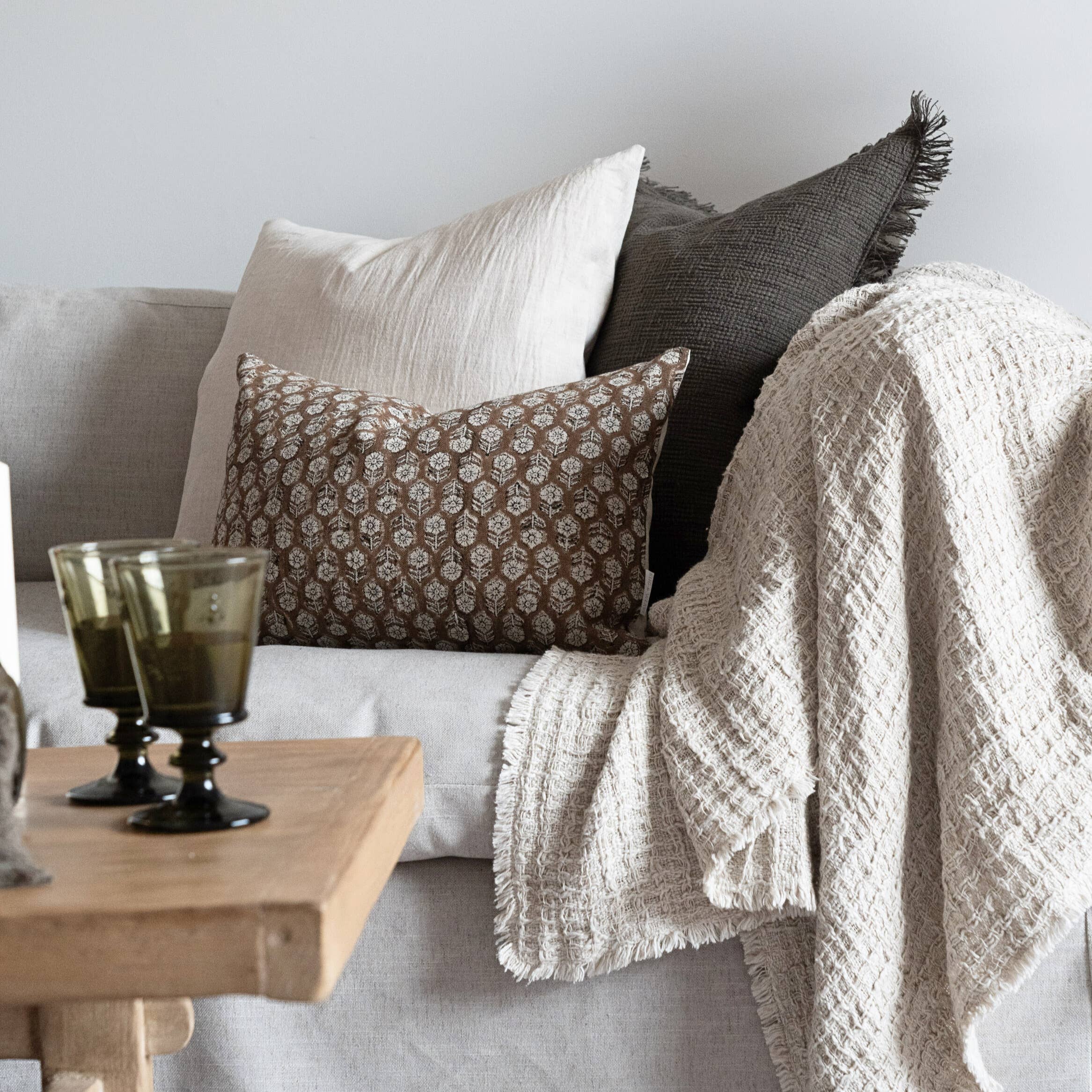 Rug & Weave - Vendita all'ingrosso Fodera cuscino decorativo - Fodera per cuscino BETSY con motivo floreale botanico su lino1