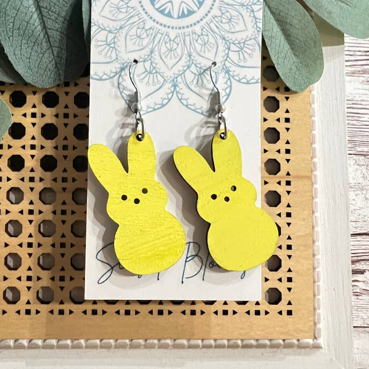 Lapin mignon de Pâques en bois d'érable léger peint à la main pour la vente par Seasideblooms