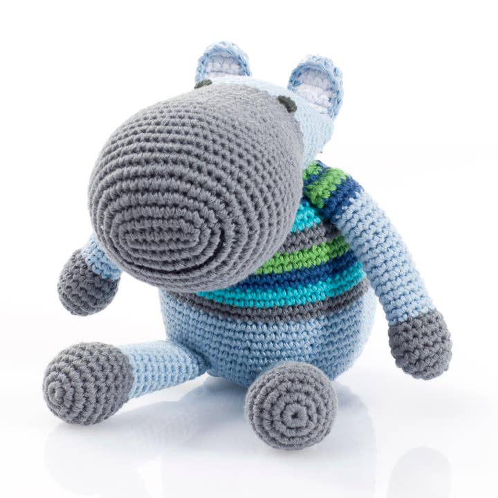 Gehaakte nijlrammelaar - blauw voor wholesale door Storytelling Products by Mark Hachmann Consulthink UG