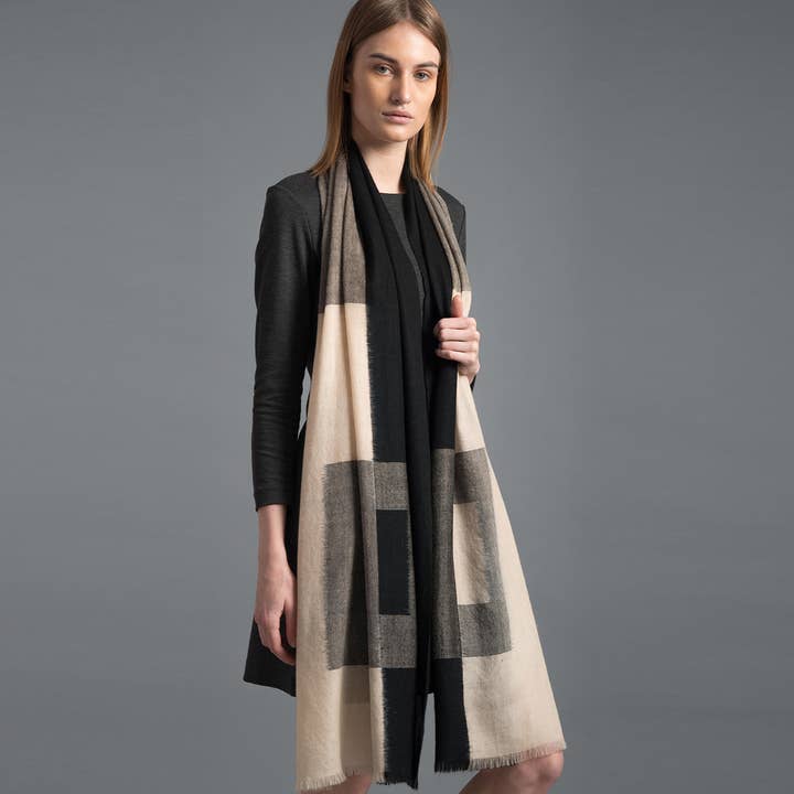 Bufanda Envolvente de Cachemira Mezclada Tejida a Mano Urban Ikat para venta al por mayor de SADHU HANDMADE NATURALS
