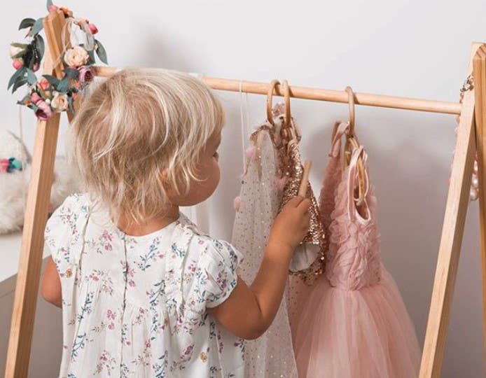 Bali Harvest – wholesale Galgar – Regnbågsfärgade galgar i rotting för barn – miljövänlig barnrumsinredning1