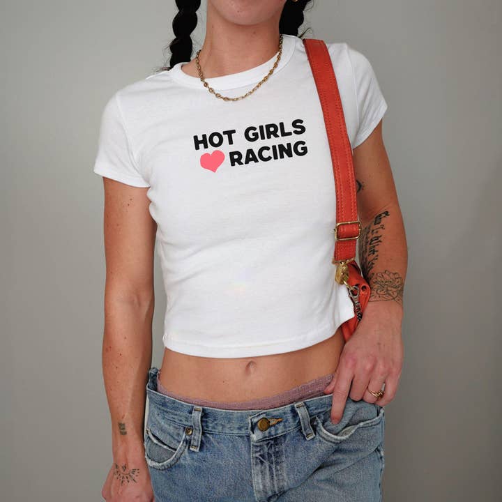 Hete Meisjes Houden van Racen Baby T-shirt Auto Enthousiast Cadeau voor wholesale door FizzCandy Designs