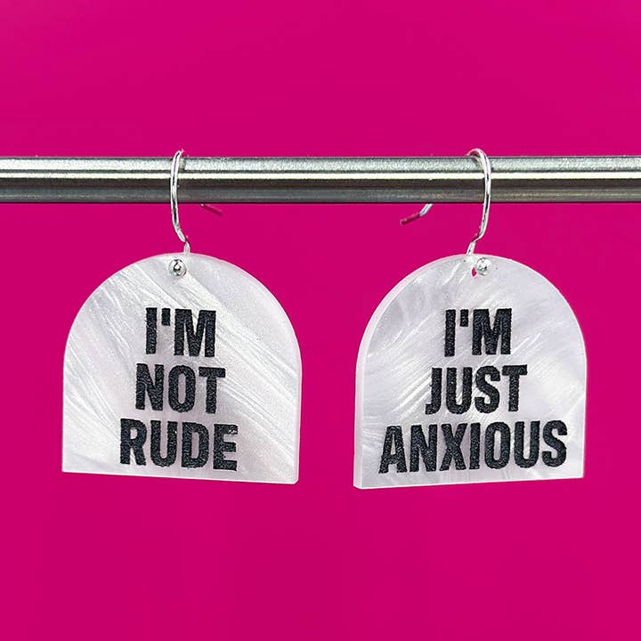 Boucles d'oreilles "Je ne suis pas impoli, je suis juste anxieux" - Blanc nacré pour la vente par Art School Dropout