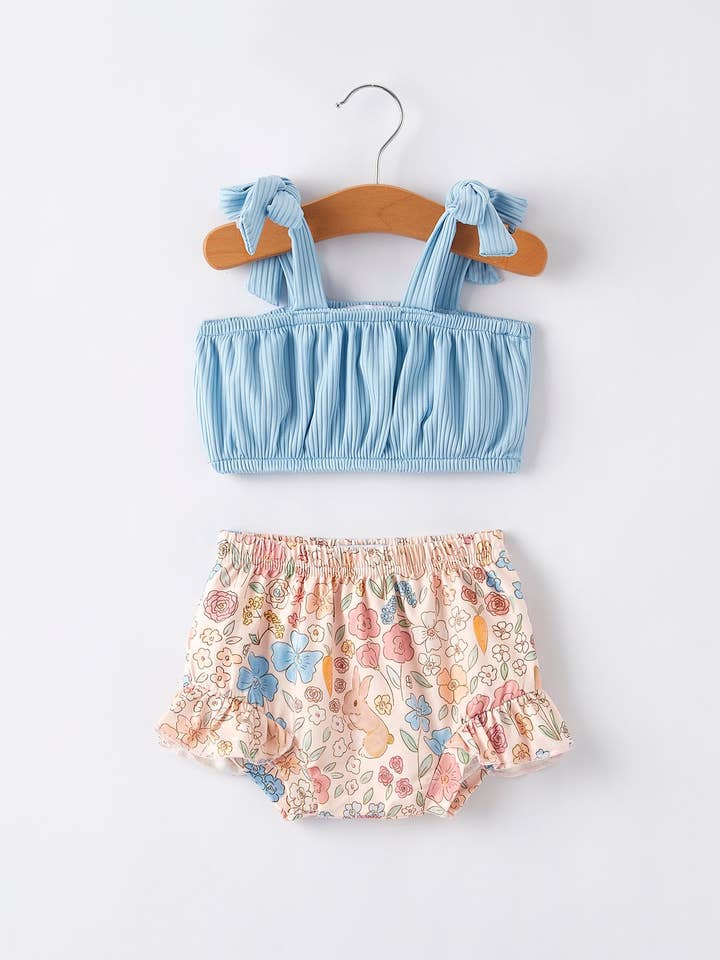 Påskblå kaninveckad hängselväst och blommiga bloomers-set för wholesale av Rylee Faith Designs