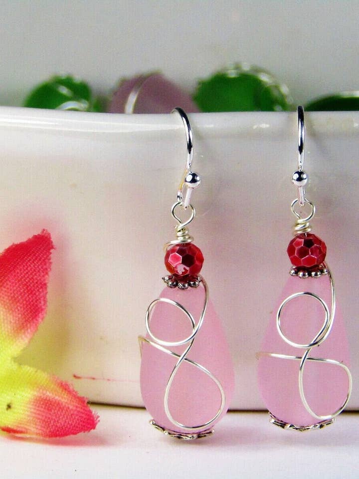 Pendientes de cristal marino rosa, pendientes de cristal marino de espuma marina envueltos en alambre, pendientes colgantes en forma de lágrima, joyas de playa ecológicas y sin alergias, conciencia para venta al por mayor de Bad Apple Designs