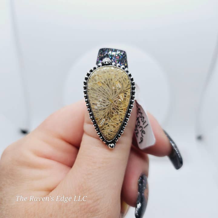 Bague Fossil Stone en métal argenté Taille 9 pour la vente par The Raven's Edge