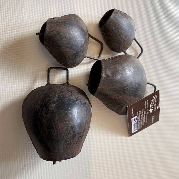 Set of 4 small carved bells with rusty appearance for wholesale by LES SCULPTEURS DU LAC