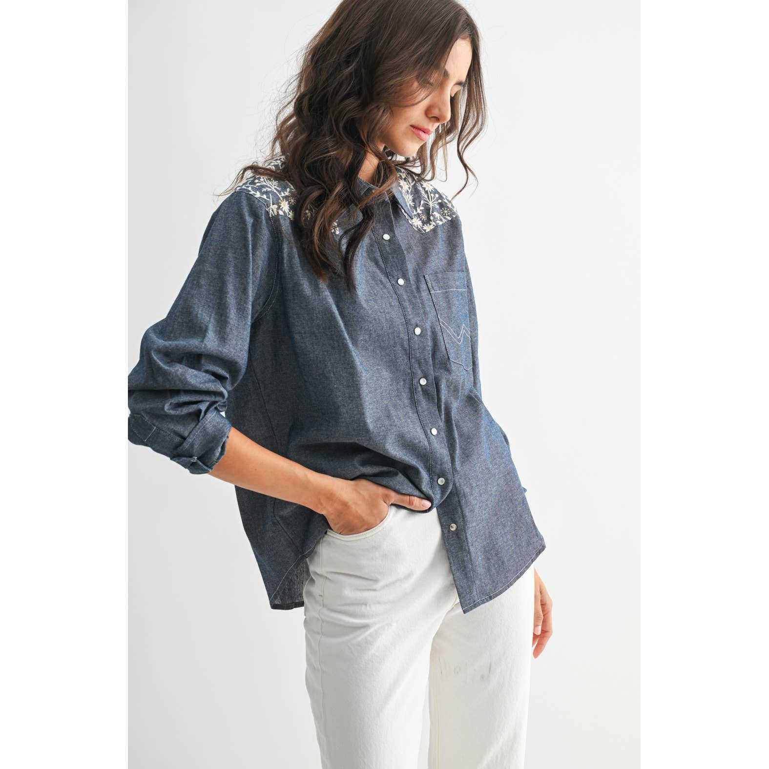 CHAMBRAY FONCÉ CHEMISE EN JEAN BRODÉE À MANCHES LONGUES AVEC BOUTONS en vente sur Faire3