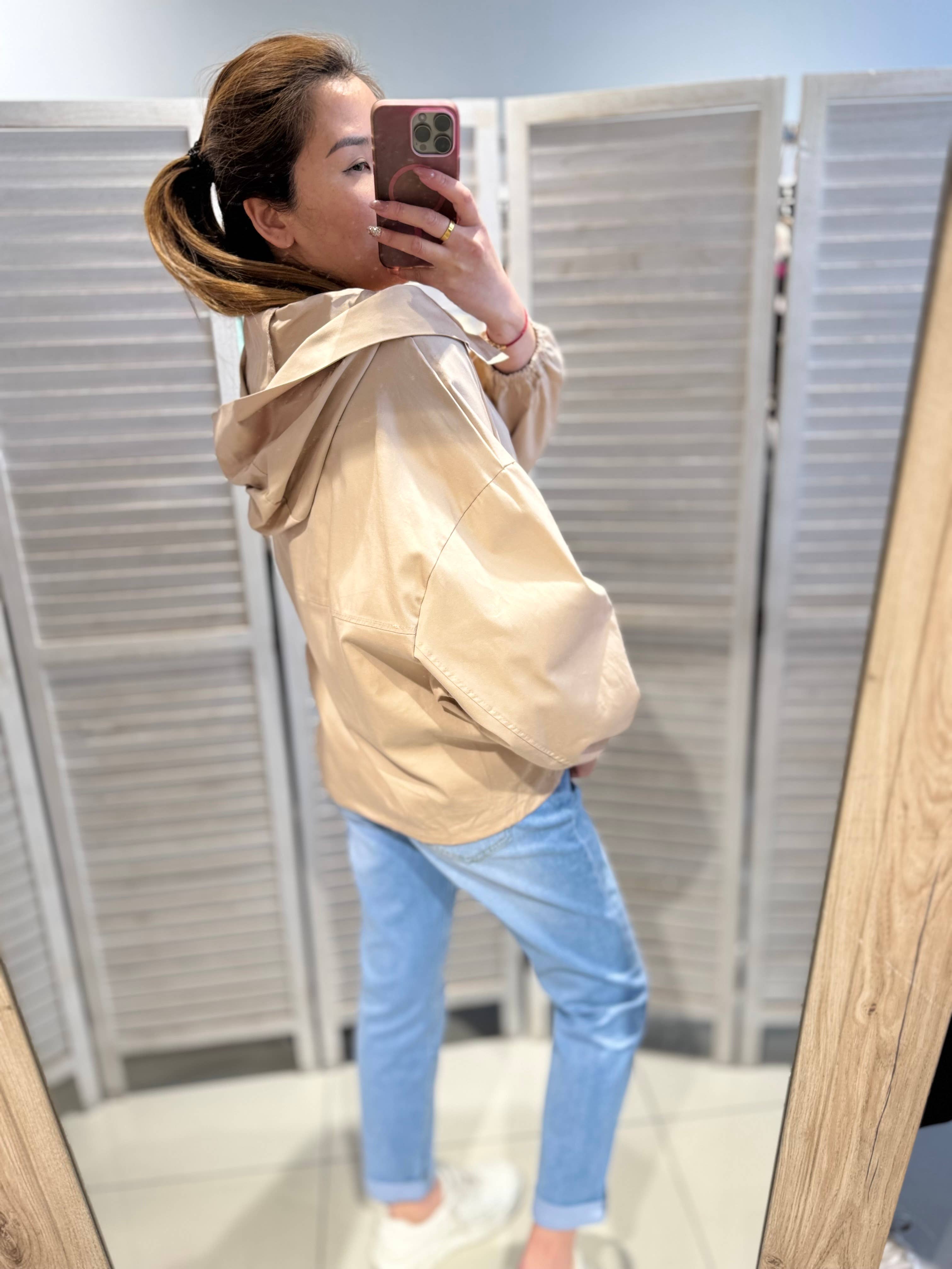 VICTORIA&ISAAC - Wholesale Jacket - Women's - Zip-up jacket with wide collar and decorative embroidery - Gia10102