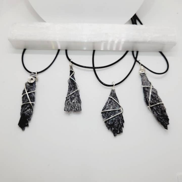 Collier balai de sorcière fait main en kyanite noire pour la vente par The Raven's Edge