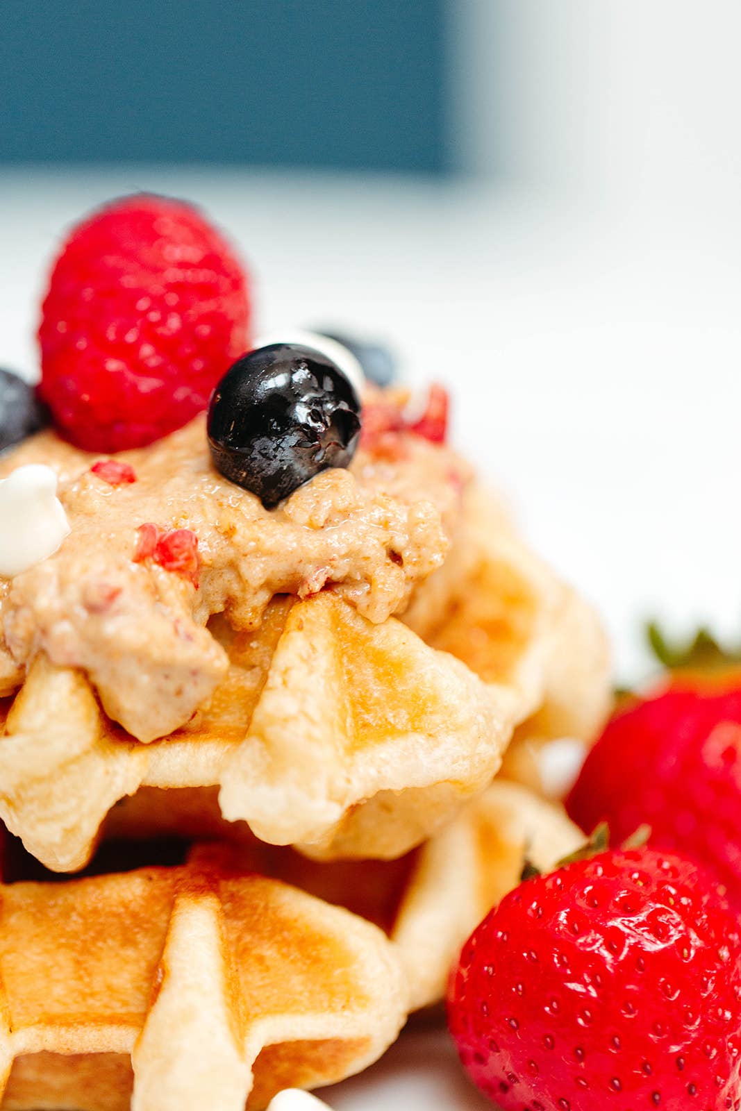 BNutty Peanut Butter – Engroshandel Nøddesmør – BNutty Peanut Butter hindbær og hvid chokolade - kasse med 6 stk. á 255 g5