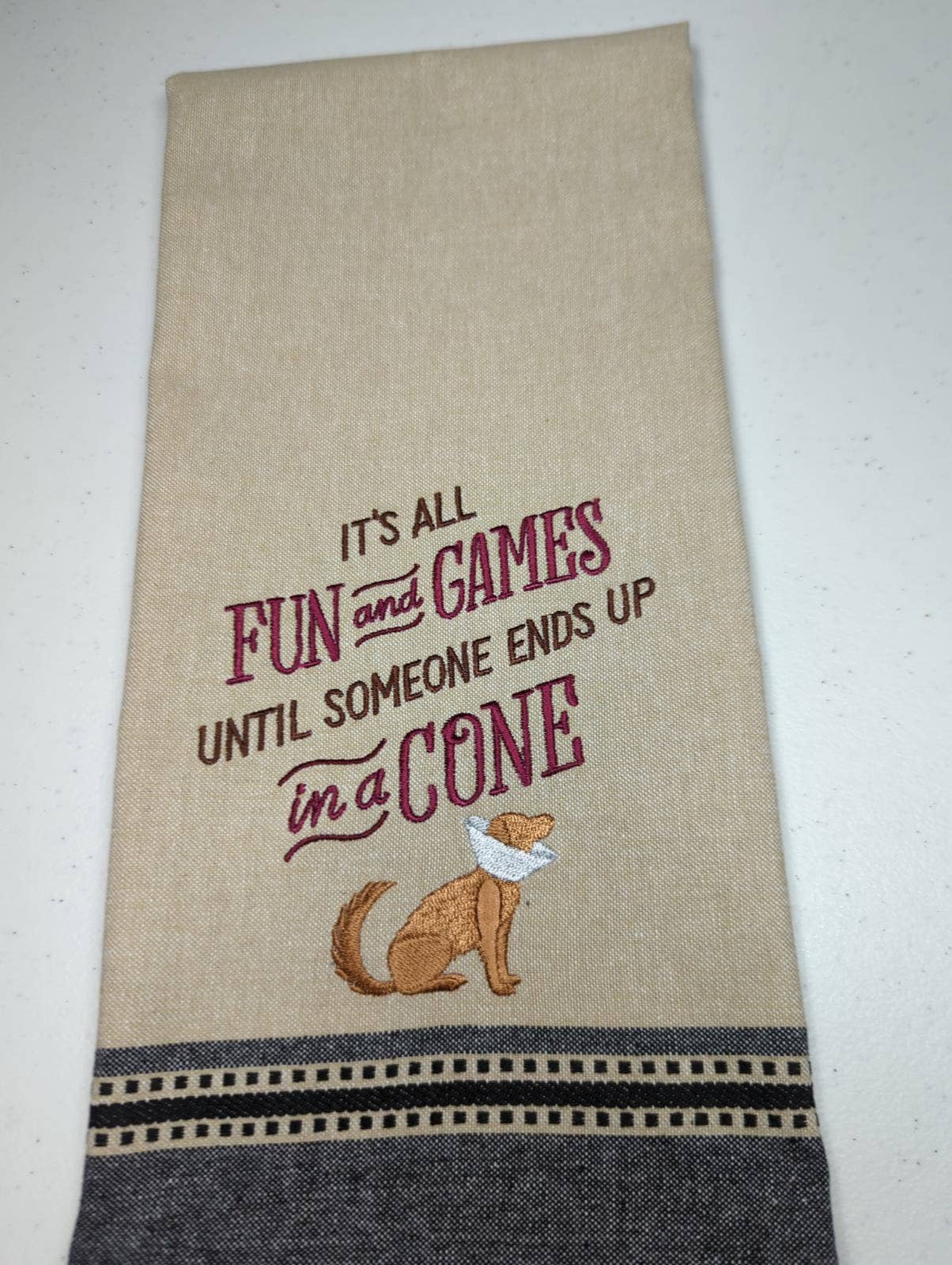 Sheryl's Stitchery Niche - Wholesale Theedoek - Leuke hond in een kegel geborduurde theedoek, keukendecor