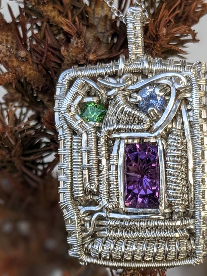 Amethist, blauwe saffier, tsavorietgranaat en zilveren hanger voor wholesale door Le Tourbillon Minéral