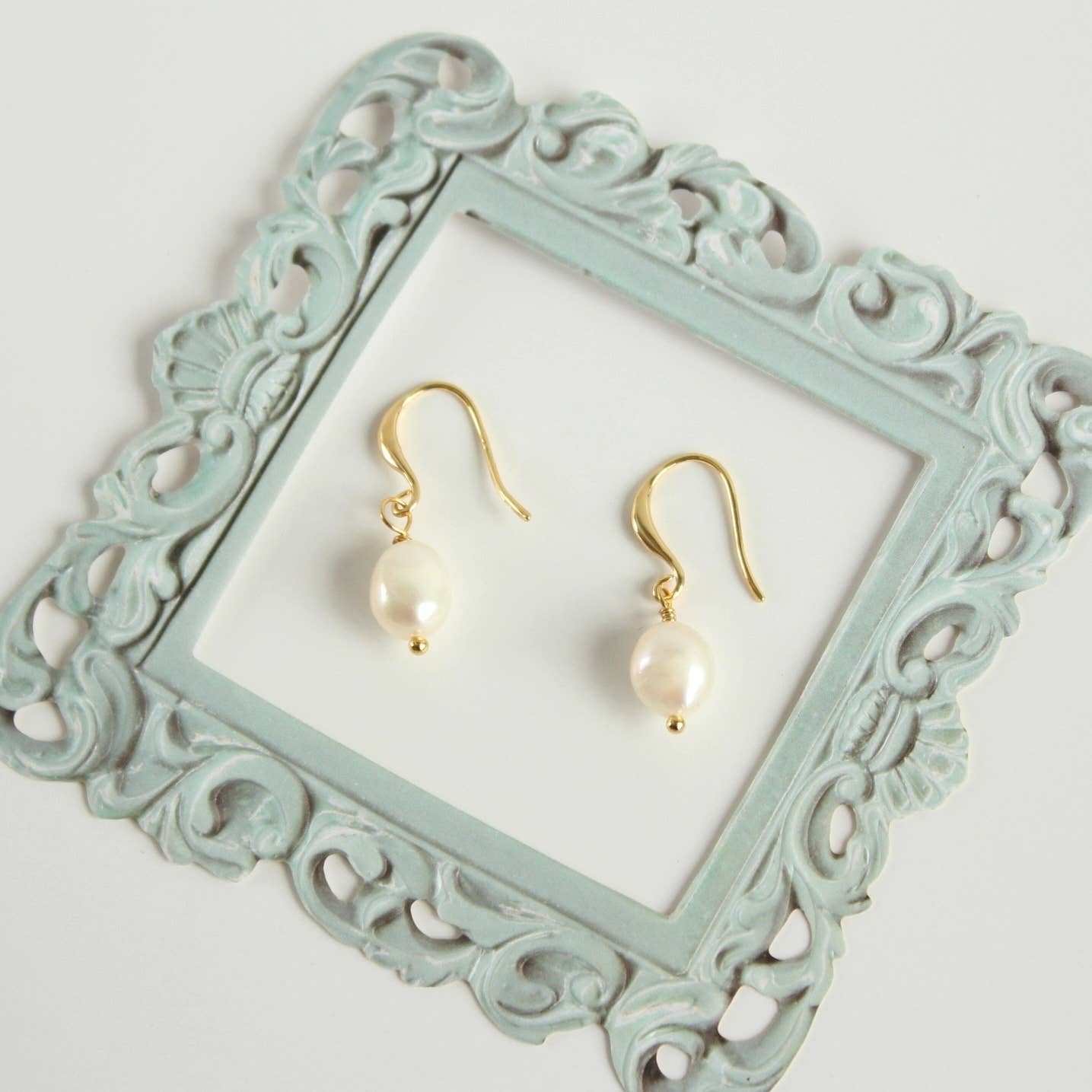 iBijoux – Engroshandel Hængeøreringe og creoløreringe – Minimalistiske ferskvandsperle-øreringe med vedhæng (1E04a)7