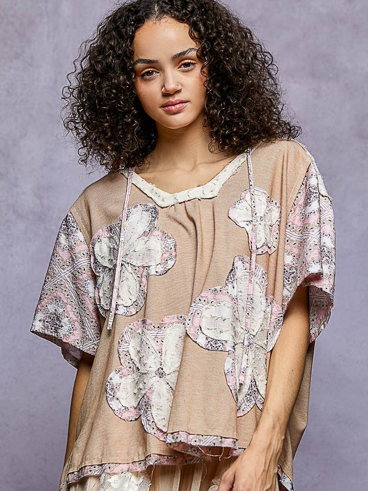 Haut à capuche en tricot à manches courtes avec empiècement floral pour la vente par Pol Clothing