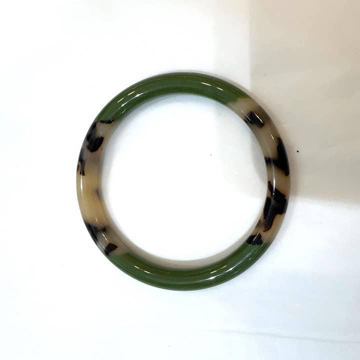 LOLO & YAYA – wholesale Manschettarmband – Tjock stel armring, 8 mm, leopard i harts8