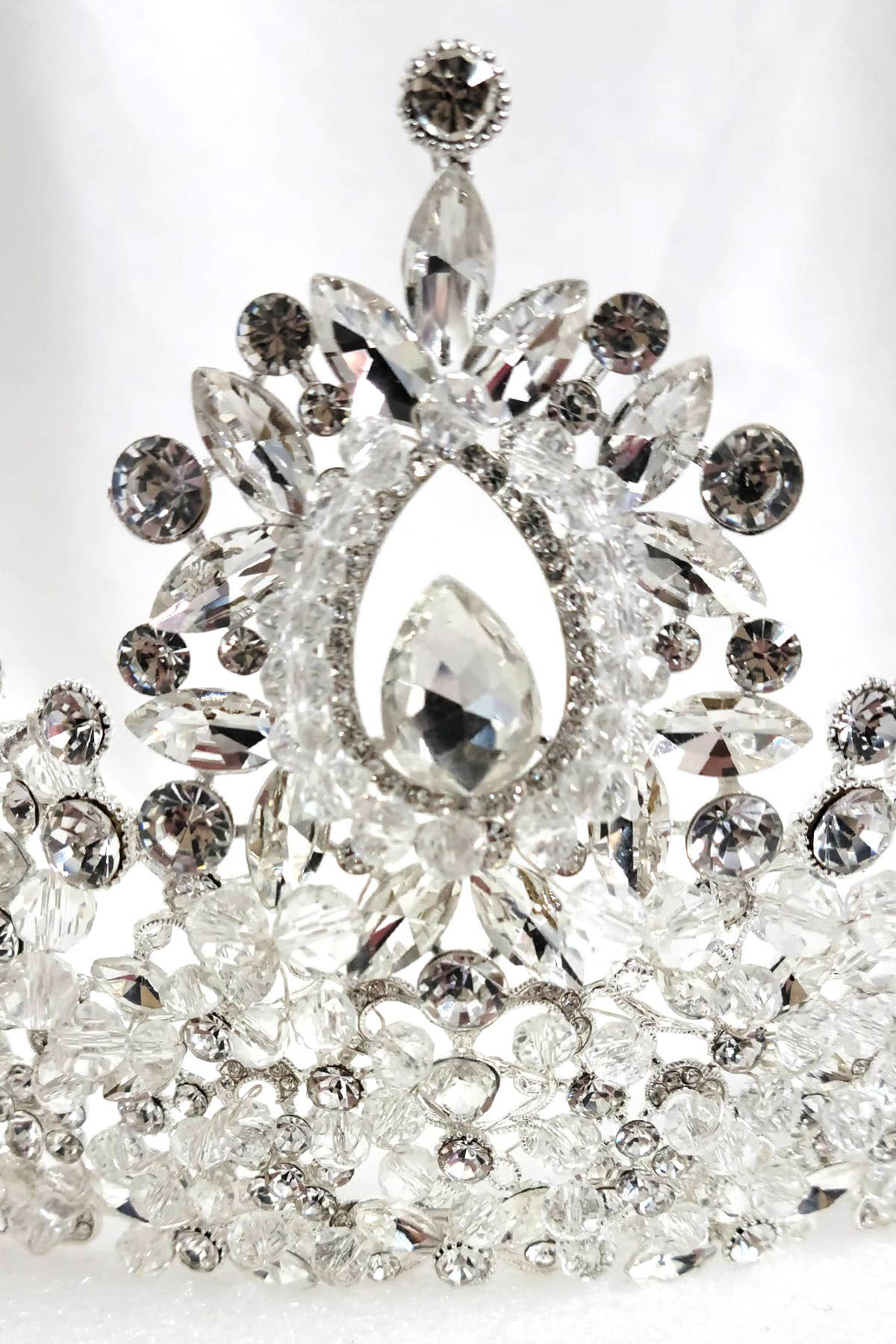 Chicas - Wholesale Tiara - Women's - Metal tiara with crystal balls and jewel rhinestones HT96235