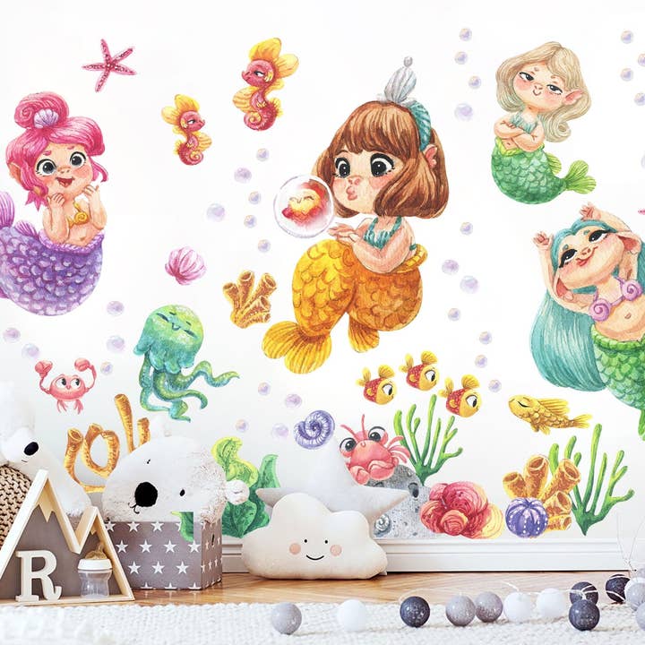 Autocollant mural amusant avec des sirènes sous-marines, représentant un hippocampe, une méduse, un crabe et plus encore ! Style d'aquarelle fantaisiste pour chambre d'enfant - BR307 pour la vente par WallKoala