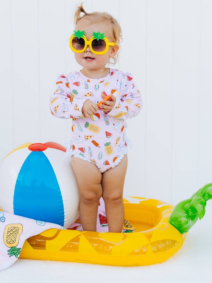 TRAUM-BADEANZUG MIT RASHGUARD UND RÜSCHEN AM POOL für den Großhandel von Dream Big Little Co.