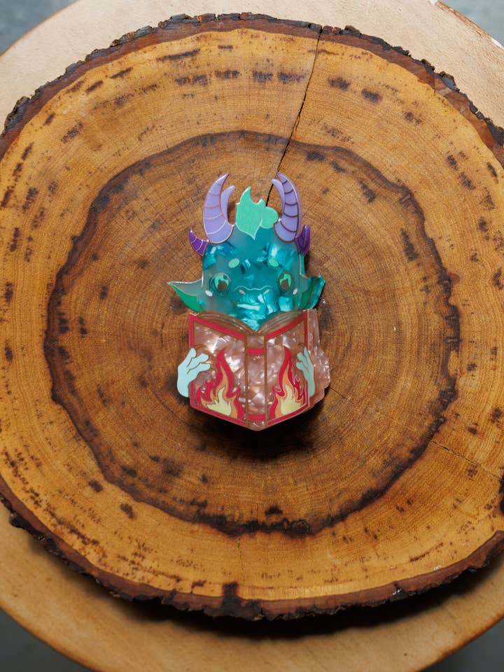 Drakläsande krydda - Bokaktiga akrylhårklämmor– Fantasifulla hårklämmor för bokälskare för wholesale av Pinstory