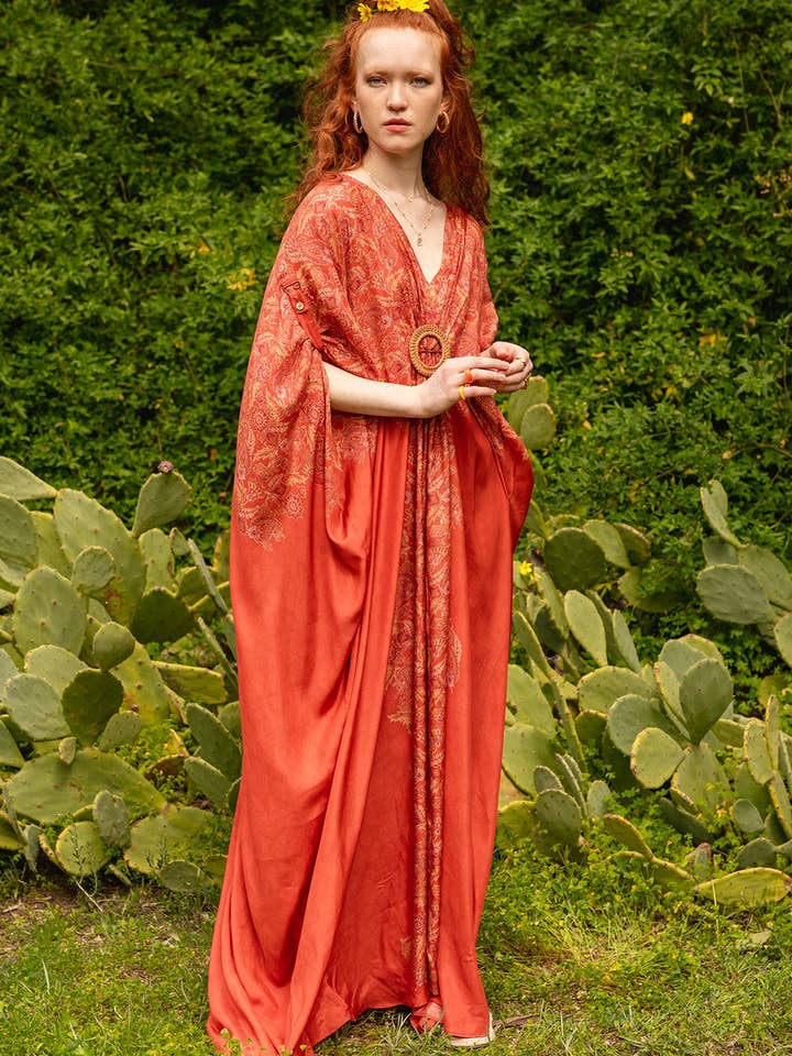 Caftan imprimé numérique en mousseline Rust pour la vente par Pinnacle By Shruti Sancheti