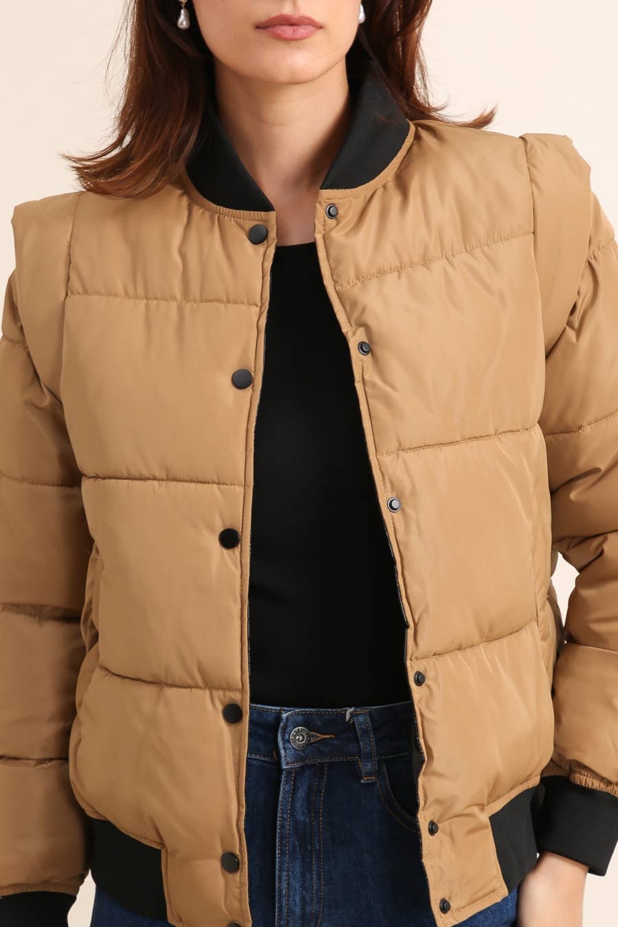 Attrait Paris – wholesale Dunjacka - Dam – Kort bomberjacka med axelvadd och knappstängning5