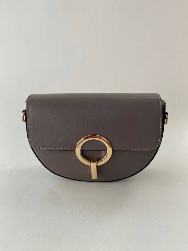 Sac bandoulière en cuir taupe Lulu pour la vente par momo bags