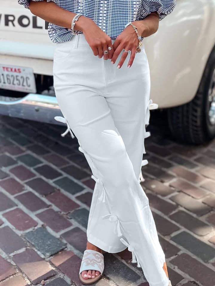 Jean droit à jambes larges avec nœud latéral. pour la vente par PartyEight