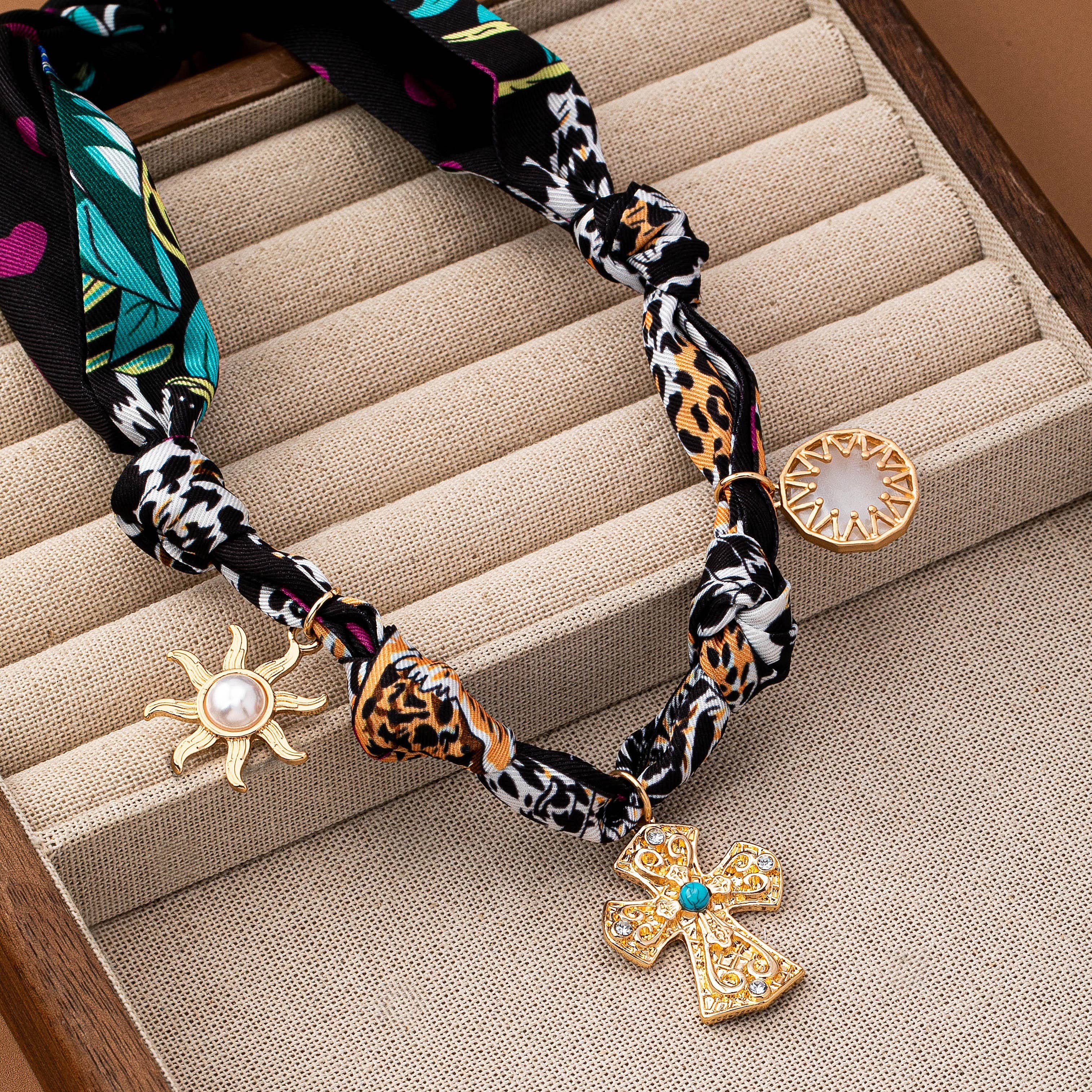 ORO BUFANDA COLLAR CON DISEÑO DE ANIMALES HECHO A MANO - CRUZ SOL | 80N92494 de venta al por mayor en Faire3