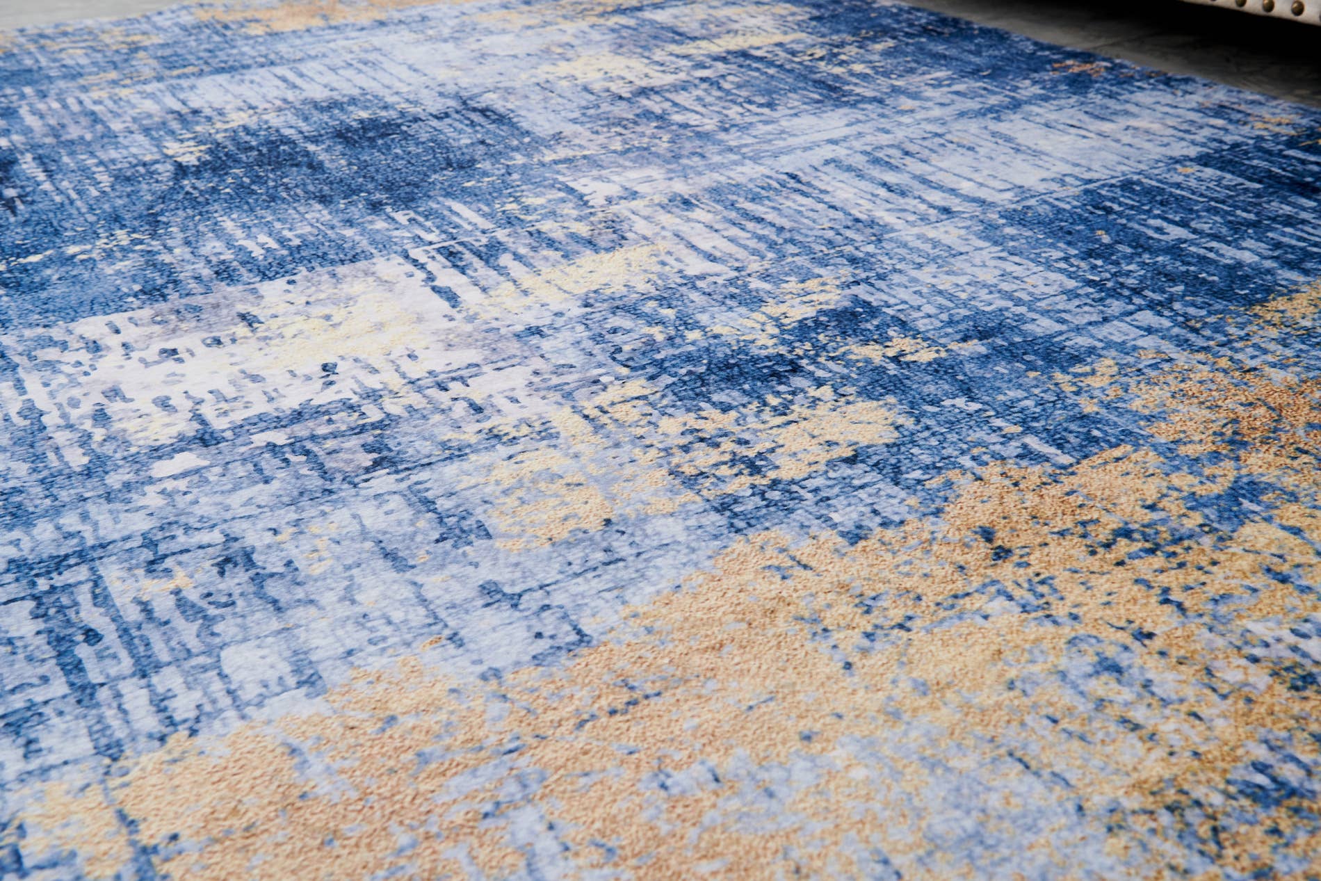 Amazing Rugs – Großhandel Teppichvorleger – Zara Abstract Design, maschinenwaschbarer Teppich in Blau und Gold1