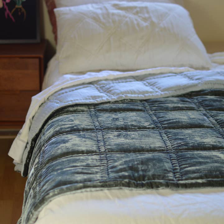 Luala Silk – Großhandel Überwurfdecke – Große quadratische, genähte Decke aus Seidensamt, Schiefergrau11