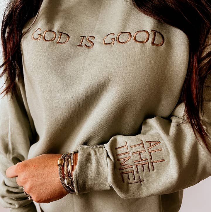 The White Stitch – Großhandel Sweatshirt – Damen – God is Good | Sweatshirt in Salbeigrün0