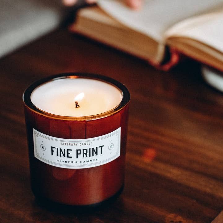 Hearth & Hammer - Vente Bougie en bocal - Bougie de soja littéraire à imprimé fin