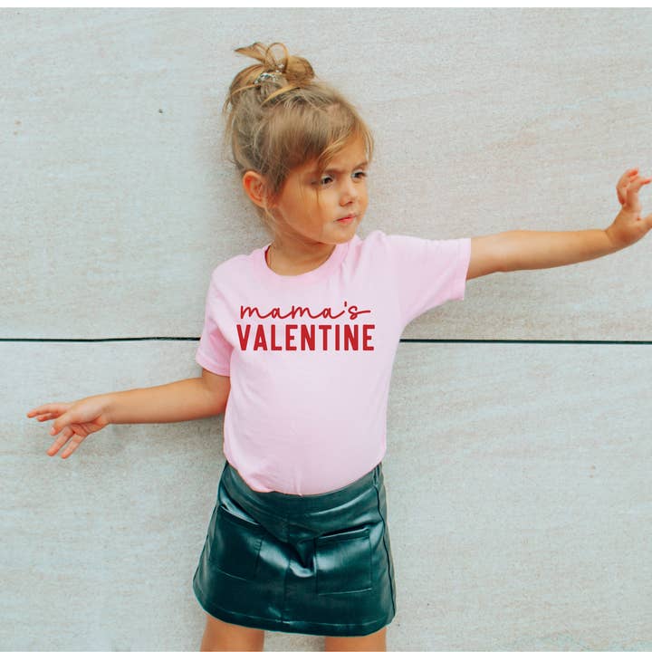 T-shirt gráfica Mama's Valentine Dia dos Namorados por atacado de ZZ Threadz