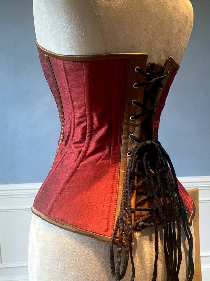 Corsé clásico de tafetán rojo y negro. Corsé deshuesado en acero para ataduras ajustadas. Corsé victoriano de graduación, gótico y steampunk. para venta al por mayor de corsettery