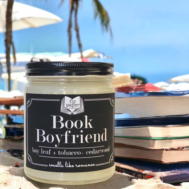 Bougie Petit Ami 9oz Feuille de Laurier + Bois de Cèdre + Tabac pour la vente par Fly Paper Products