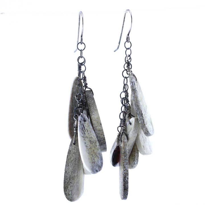 Boucles d'oreilles grappe en bois de cerf et argent sterling pour la vente par Eric Silva