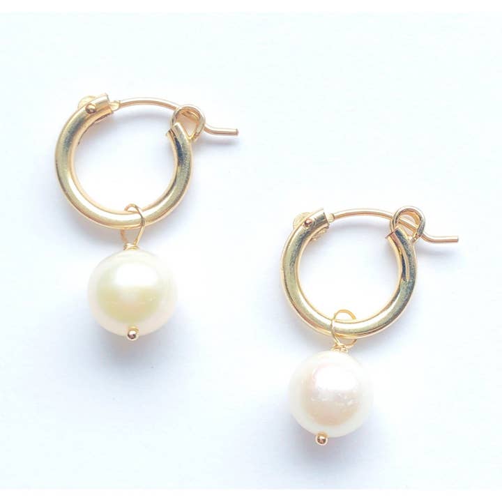 Treisi - Wholesale Hoop Earrings - Classic gold hoops with pearl