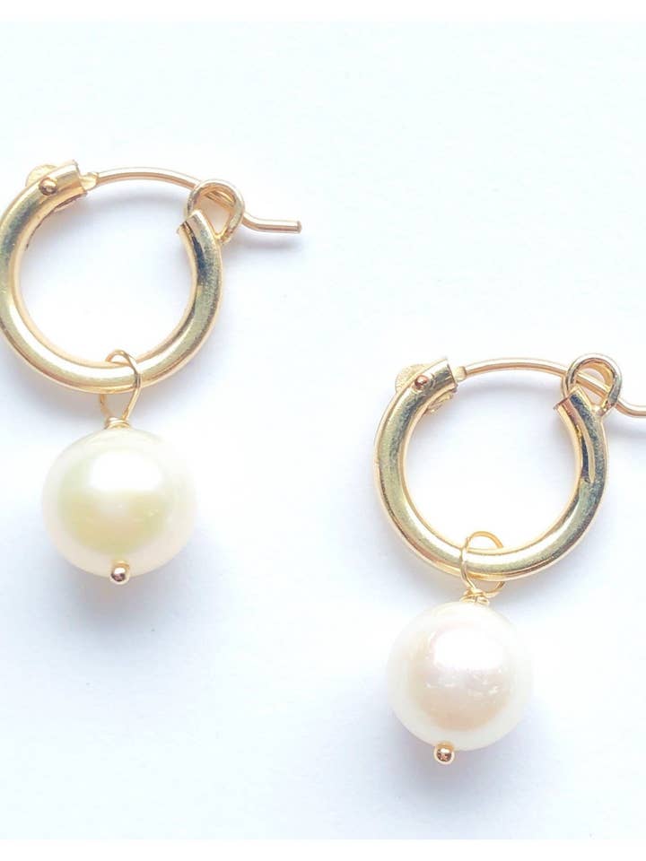 Créoles classiques en or avec perle pour la vente par Treisi