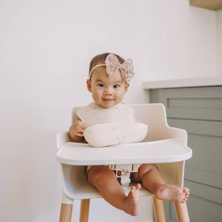 ava + oliver – Babete com bolsa - Bebé por atacado – Babador de silicone | Confete de coco1