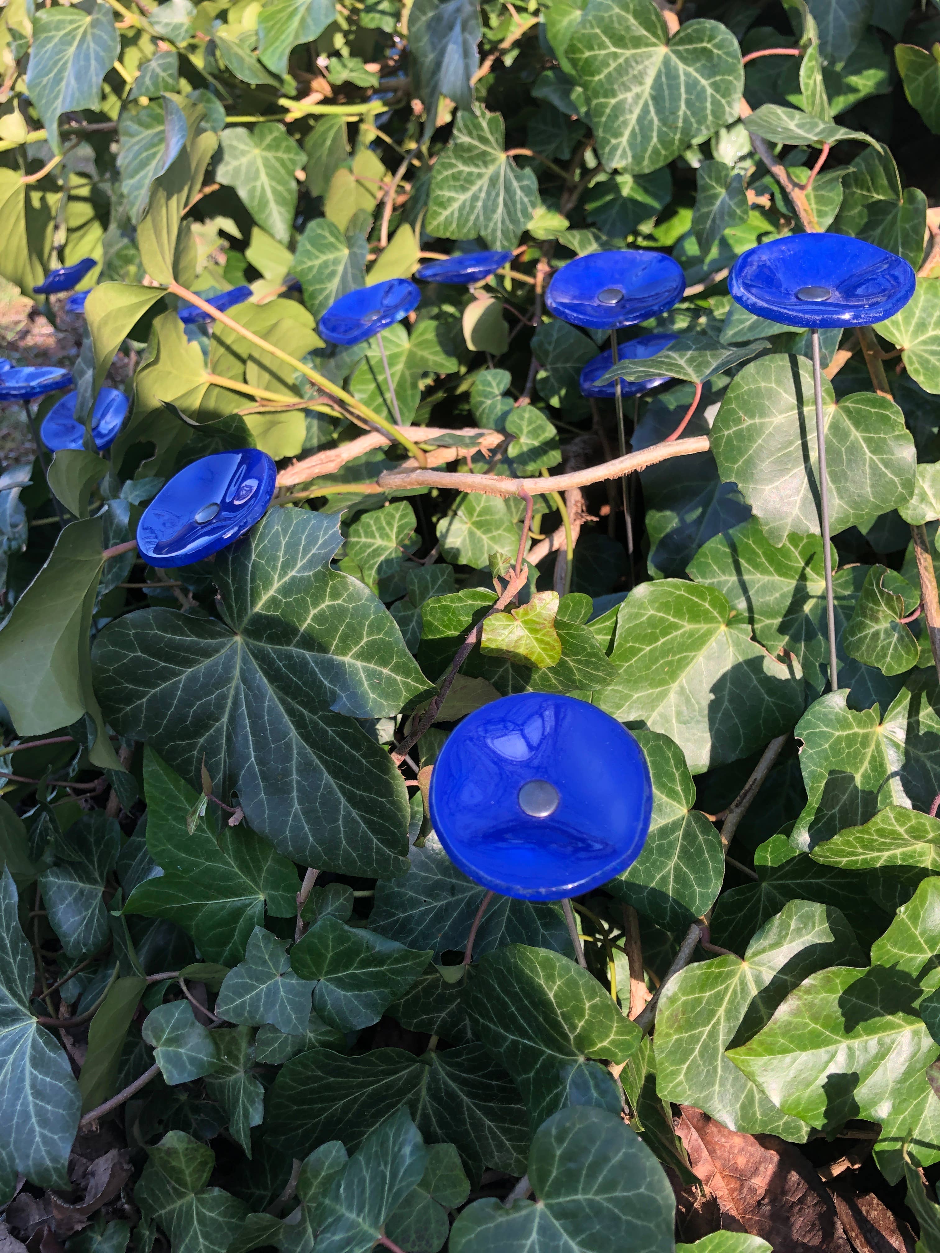 CARNEOL GLASS - Wholesale Garden/Lawn Stake - Small Glass Flower For Outside In L.Blue11