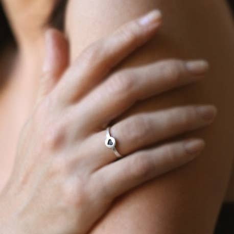 Schwarzer Herzring aus Sterlingsilber für den Großhandel von Michelle Chang