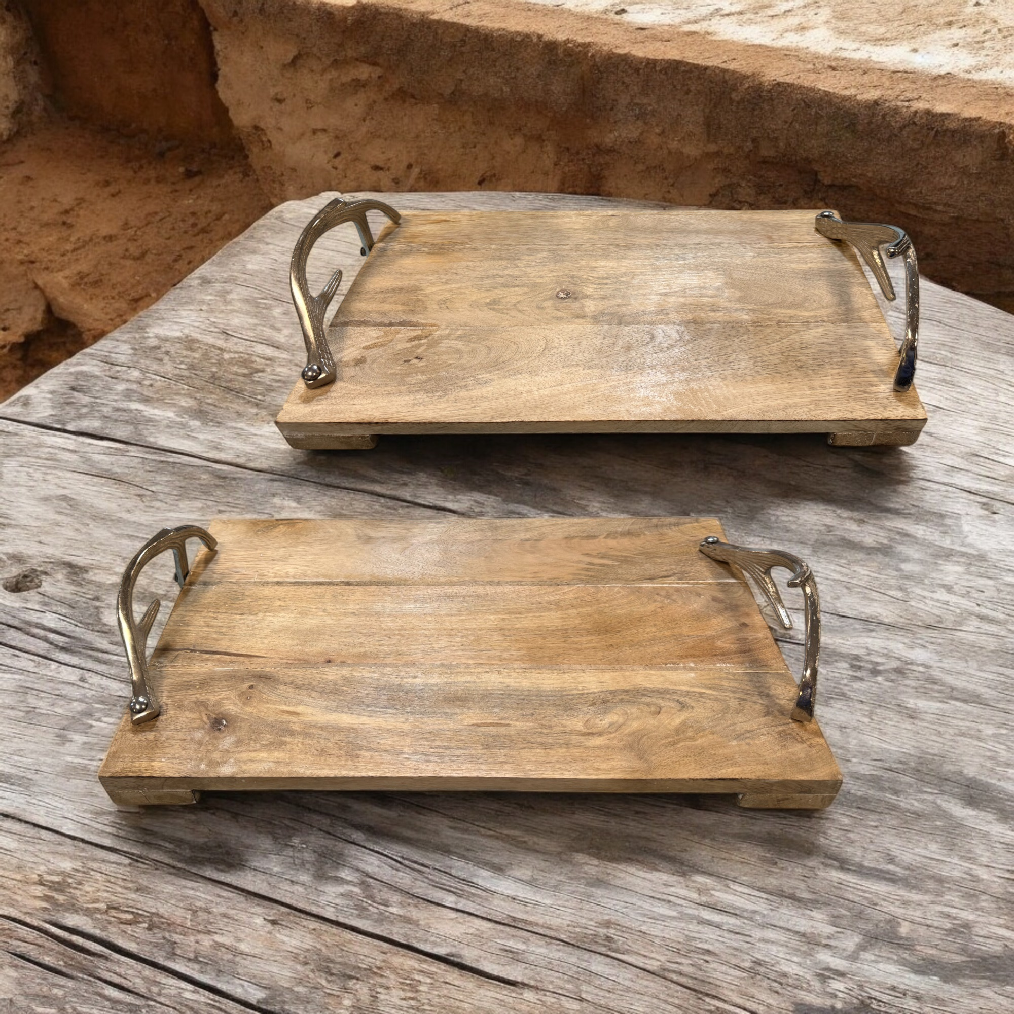 Wilco Home - Vente Plateaux de service - Ensemble de 2 plateaux de service en bois avec poignées en nickel poli2