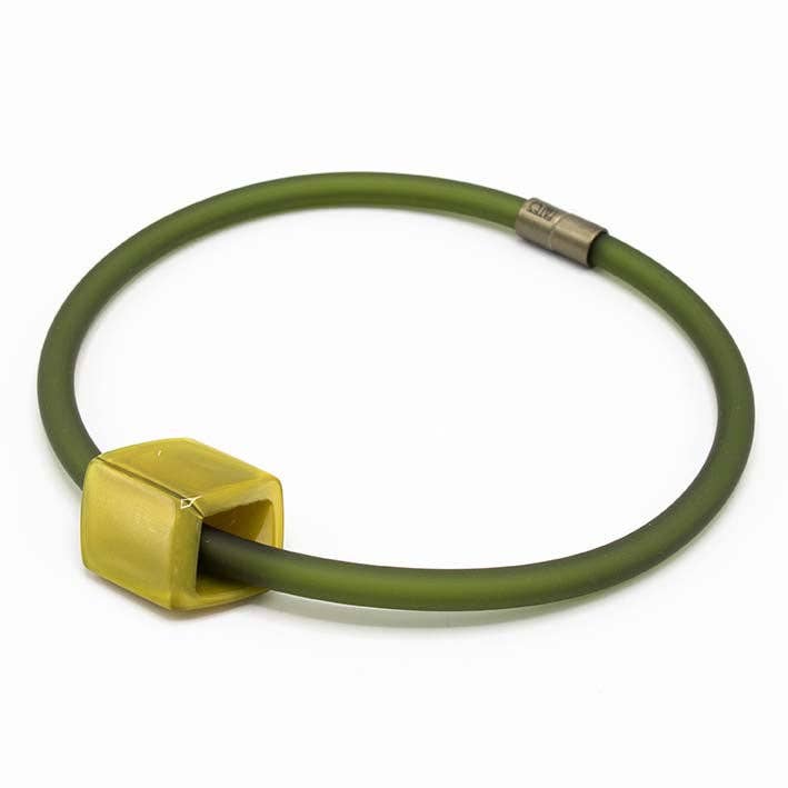 Colar statement de 1 fila Bold, military (borracha 8 mm) com Cube Sulfur por atacado de FATES, style with a story