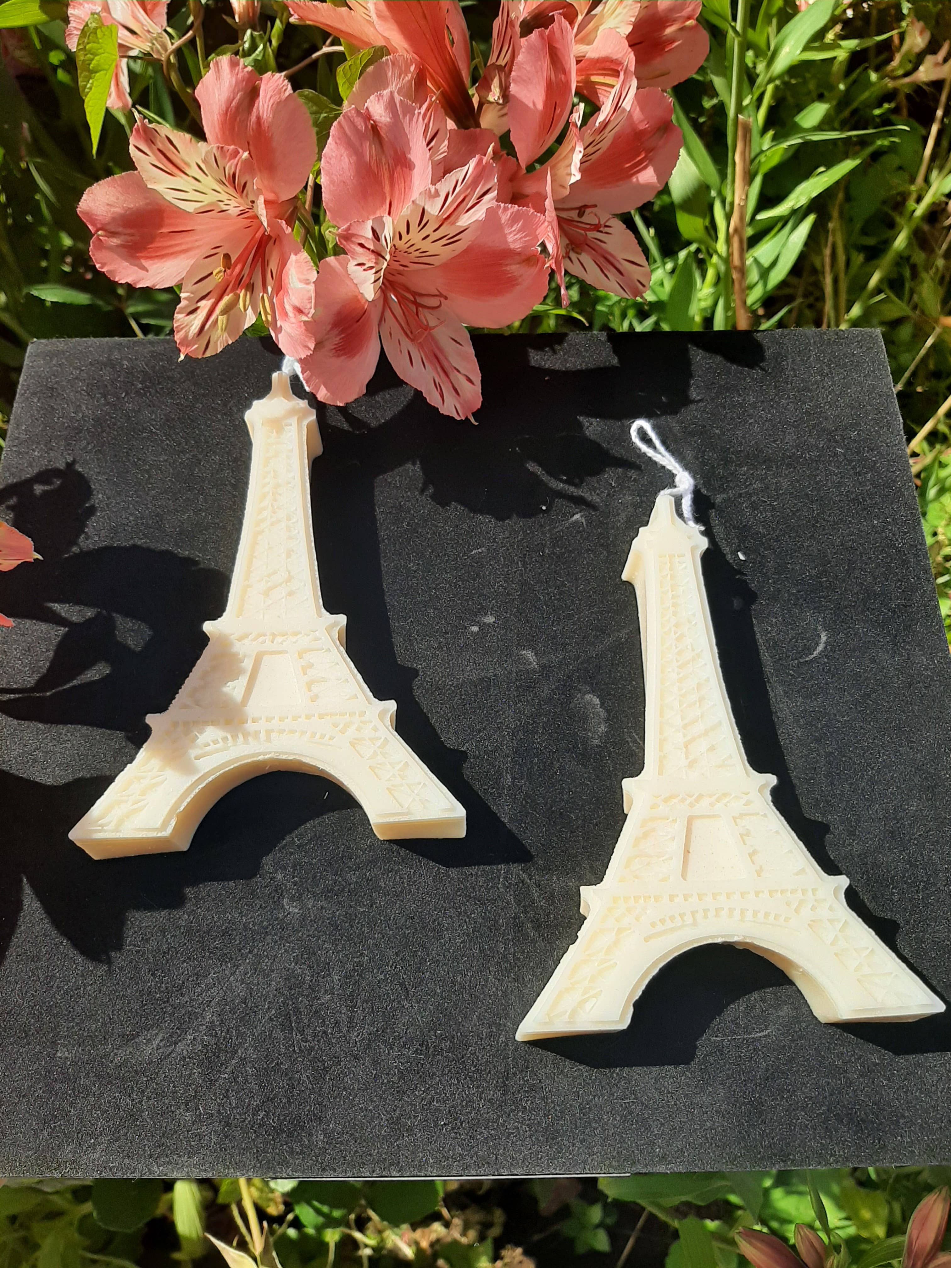 Nadia Vicente – Großhandel Geschenkkerze – Eiffelturm-Kerze aus Sojawachs mit floraler Duftnote6