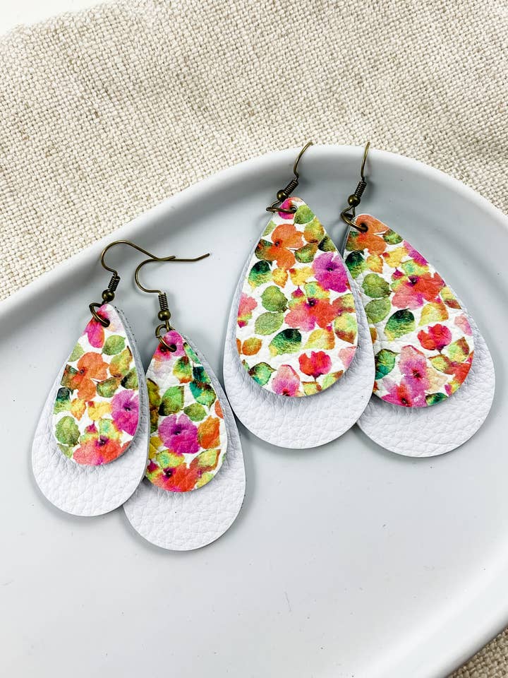 Pretty Pansy Teardrops | handgjorda läderörhängen blommiga för wholesale av Anabelle+Oak